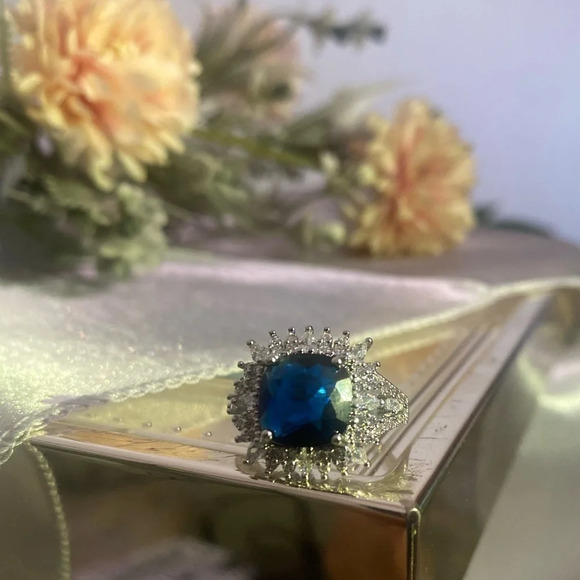 Gorgeous Blue Cubic Zirconia Simulated Blue Sapphire Ring Women in Sil… - Picture 6 of 8